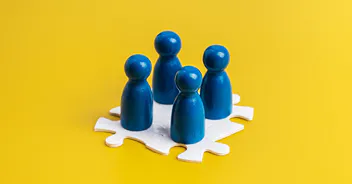 Do Senior Professionals Really Network More? Covve Compass Reveals a Pattern