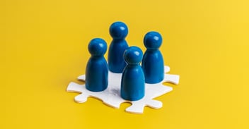 Do Senior Professionals Really Network More? Covve Compass Reveals a Pattern